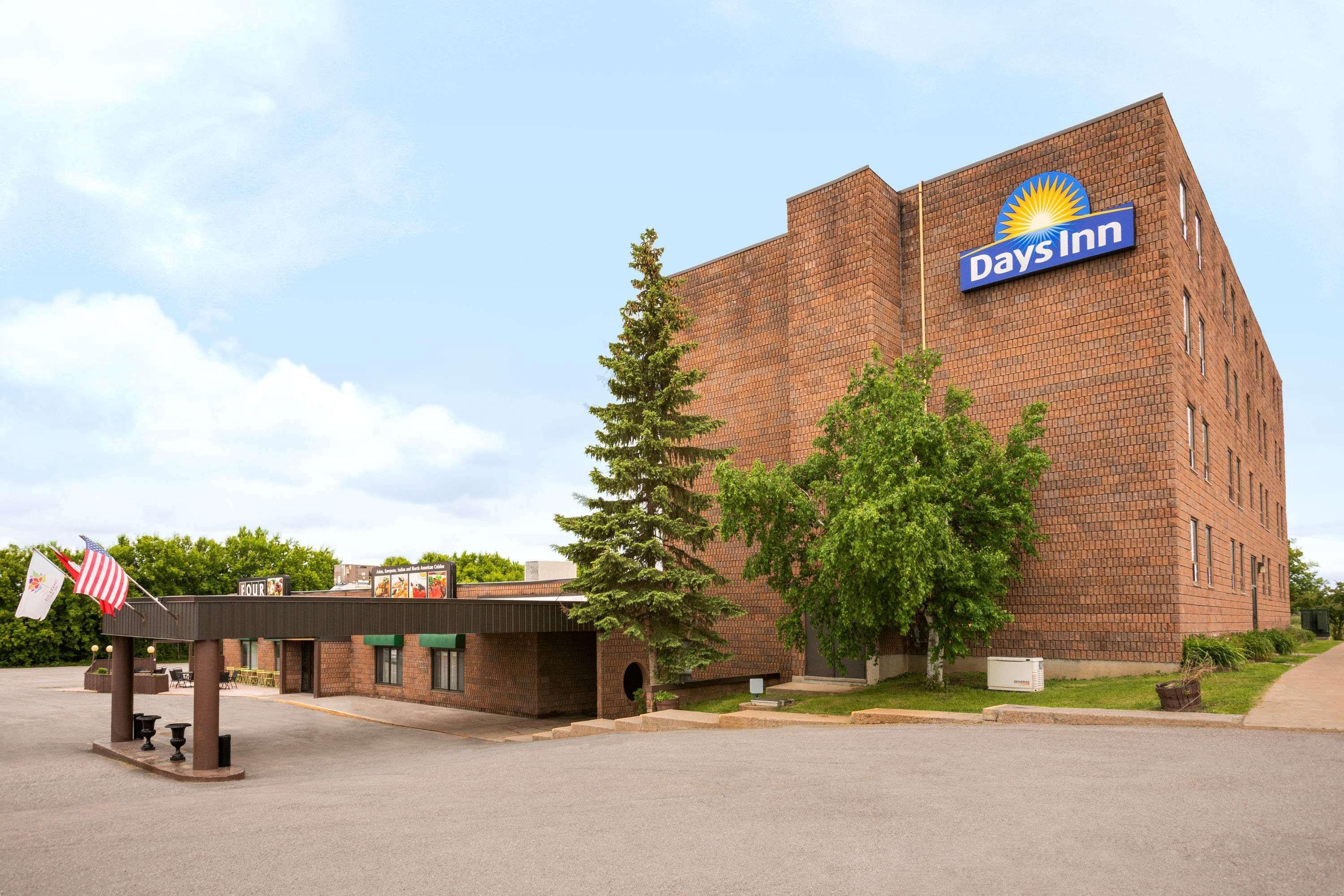Days Inn By Wyndham Renfrew Conference Centre Exterior foto